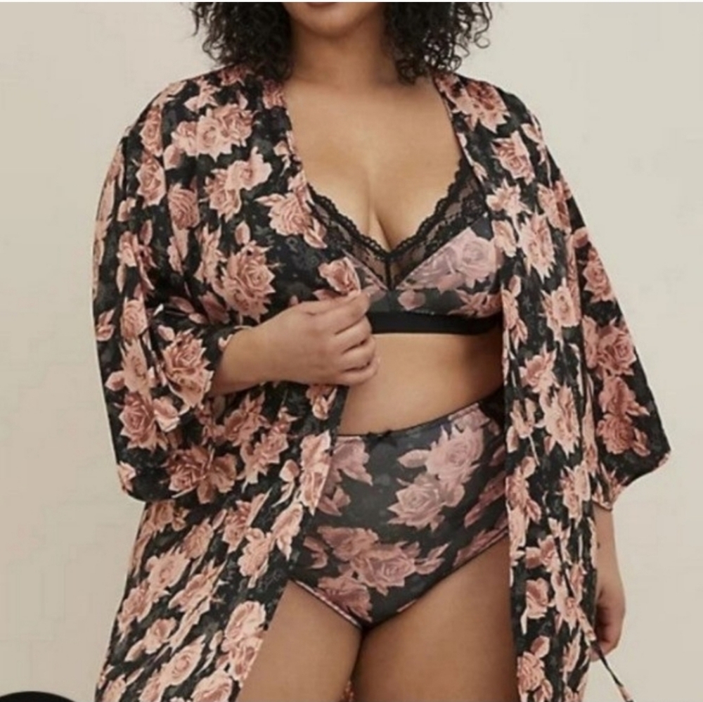 NWT Torrid Skull Tattoo & Floral Design Satin Kimono Robe Size 00/0 ( Plus )